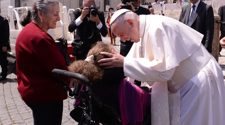 El Papa Francisco saluda a una mujer enferma en San Pedro / Foto: Sabrina Fusco?w=200&h=150