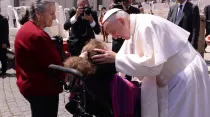 El Papa Francisco saluda a una mujer enferma en San Pedro / Foto: Sabrina Fusco
