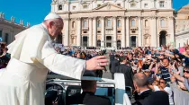 El Papa saluda a los fieles congregados en el Vaticano. Foto: L'Osservatore Romano