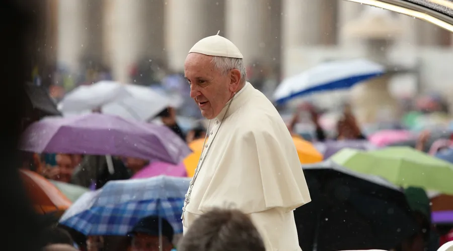 El Papa saluda en la Plaza de San Pedro. Foto: Alexey Gotovsky / ACI Prensa