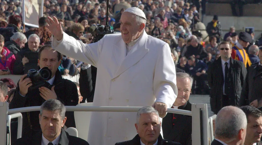 El Papa saluda a los fieles en la Audiencia Jubilar. Foto: Alexey Gotovsky / ACI Prensa