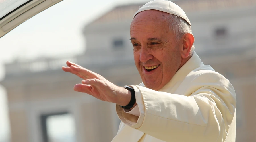 El Papa saluda a los fieles en la Audiencia General. Foto: Daniel Ibau00f1ez / ACI Prensa?w=200&h=150