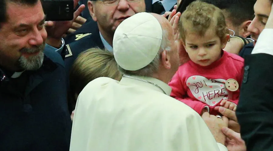 El Papa saluda a un niño durante la Audiencia. Foto: Lucía Ballester / ACI Prensa?w=200&h=150