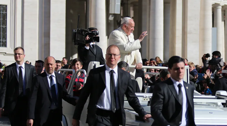 El Papa saluda a los fieles en la Audiencia. Foto: Daniel Ibáñez/ ACI Prensa?w=200&h=150