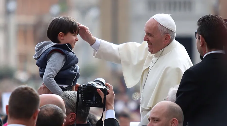 ¿Eres como el buen samaritano o ignoras el sufrimiento del hombre?,  pregunta el Papa