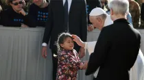 El Papa bendice a una niña en la audiencia. Foto: Lucía Ballester / ACI Prensa
