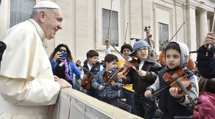 El Papa observa en la Audiencia cómo algunos niños tocan instrumentos musicales. Foto: Vatican Media