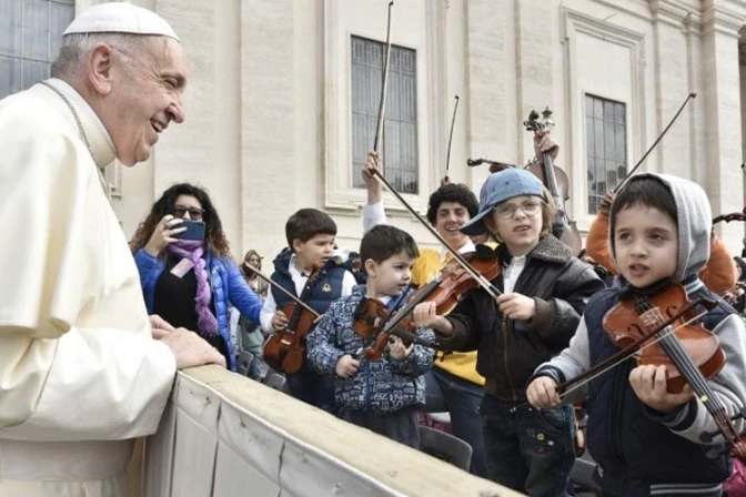 Estas son las 2 propuestas del Papa Francisco para recordar cada día el Bautismo