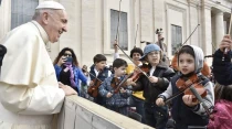 El Papa observa en la Audiencia cu00f3mo algunos niu00f1os tocan instrumentos musicales. Foto: Vatican Media