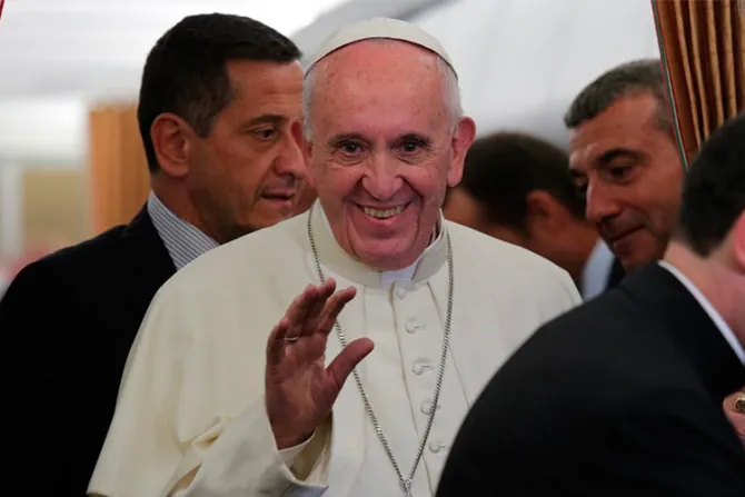 TEXTO COMPLETO: Rueda de prensa del Papa Francisco en el retorno desde Azerbaiyán