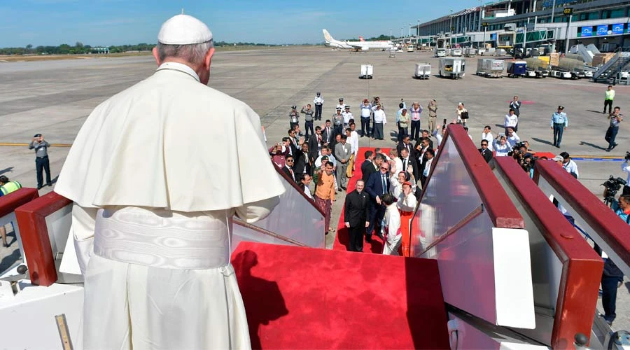 El Papa a su llegada a Bangladesh. Foto: L'Osservatore Romano?w=200&h=150