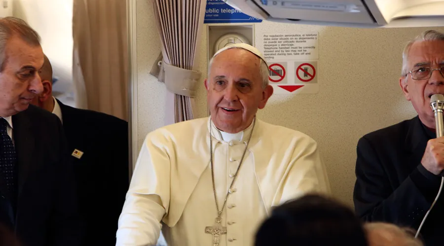 Papa Francisco en rueda de prensa durante vuelo de Filipinas a Roma. Foto: Alan Holdren / ACI Prensa.