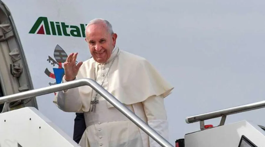 El Papa Francisco subiendo al avión papal. Foto: Vatican Media