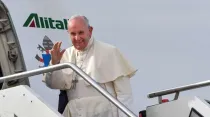 Imagen referencial. Papa Francisco al comenzar un viaje. Foto: Vatican Media