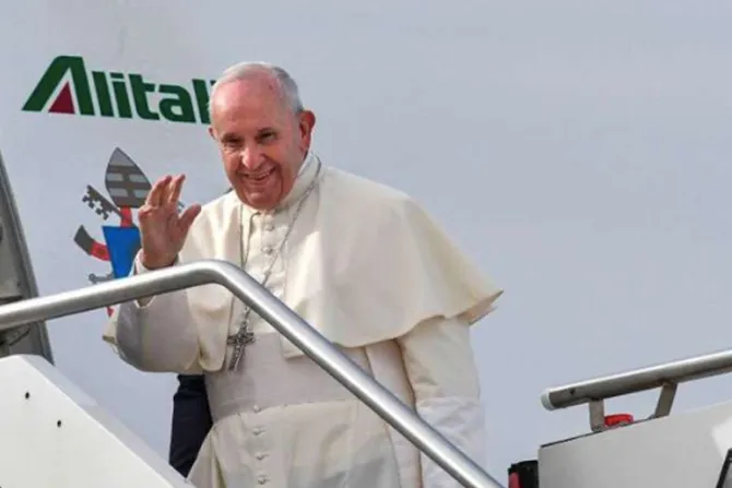 El Papa Francisco se despide de Hungría y viaja hacia Eslovaquia