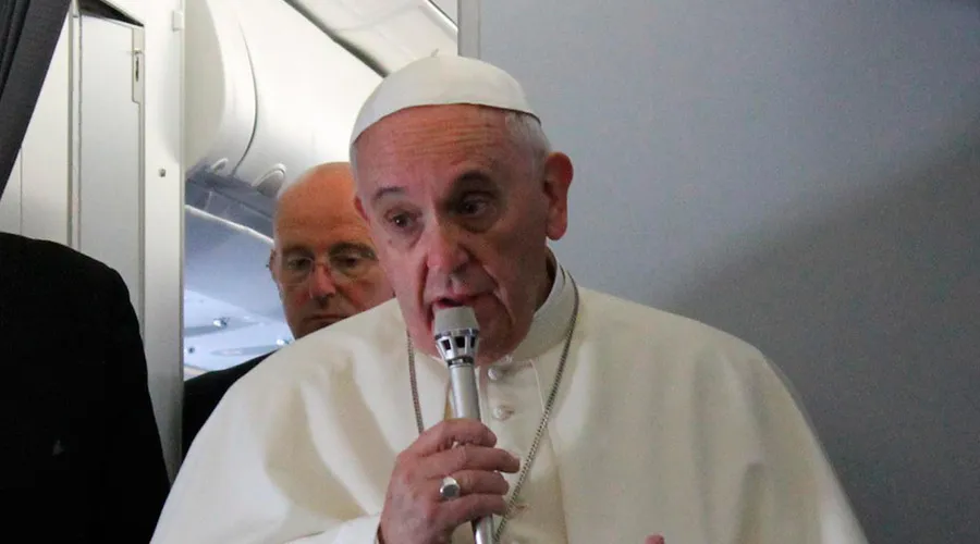 Papa Francisco en el avión papal / Crédito: Alan Holdren - ACI Prensa