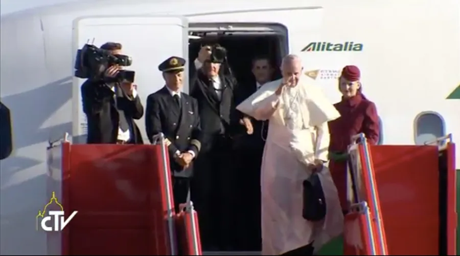 El Papa se despide de Armenia en el avión que le lleva de nuevo a Roma. Foto: Captura Youtube