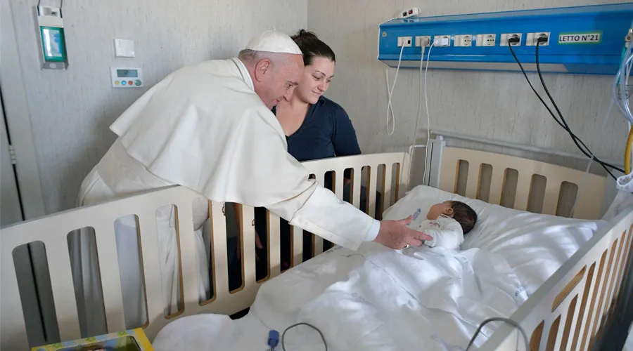 El Papa Francisco saluda a un niño enfermo. Foto: Vatican Media.