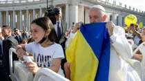 El Papa besa una bandera de Ucrania (Imagen referencial). Crédito: Vatican Media