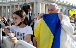 El Papa besa una bandera de Ucrania (Imagen referencial). Crédito: Vatican Media 
