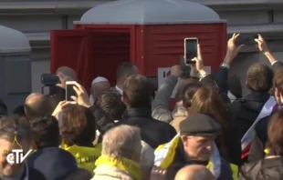 El Papa hace uso de un bau00f1o portu00e1til al inicio de su visita a Milu00e1n. Foto: Captura Youtube 