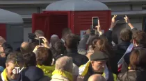 El Papa hace uso de un baño portátil al inicio de su visita a Milán. Foto: Captura Youtube