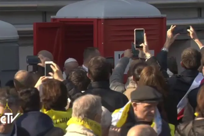 VIDEO: Papa Francisco usa baño portátil en barrio pobre de Milán y sorprende a pobladores