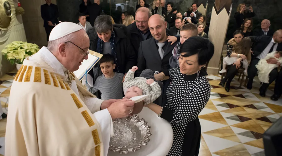 El Papa en el Bautizo. Foto: L'Osservatore Romano?w=200&h=150