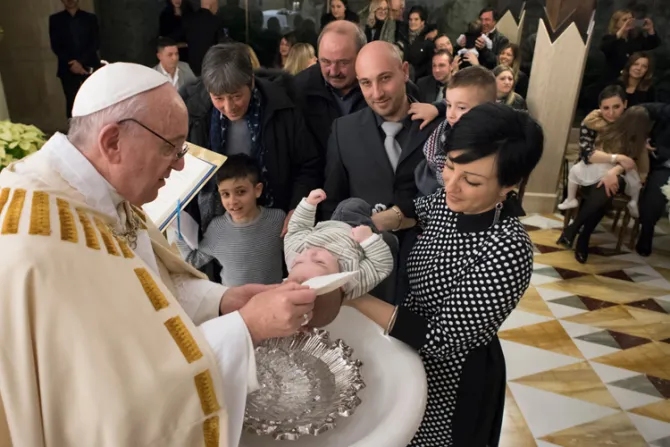 Niños que nacieron tras terremotos en el centro de Italia fueron bautizados por el Papa 