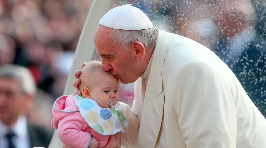 Imagen referencial. Papa Francisco con un bebé en el Vaticano. Foto: Vatican Media