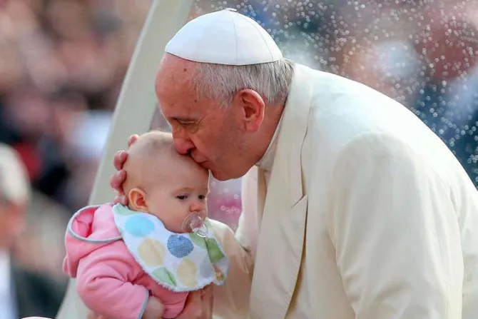 Papa: Una sociedad es tanto más humana cuanto más sabe cuidar a sus miembros frágiles