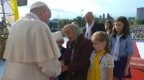 Imagen referencial. Papa Francisco bendice a anciana. Foto: Vatican Media