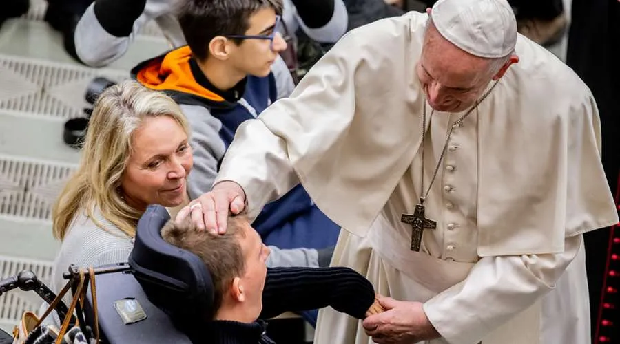 Imagen referencial. Papa Francisco bendice enfermo. Foto: Daniel Ibáñez / ACI Prensa