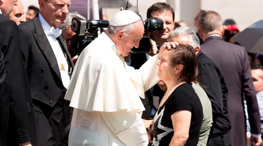 El Papa Francisco bendice a una peregrina. Foto: Daniel Ibáñez / ACI Prensa