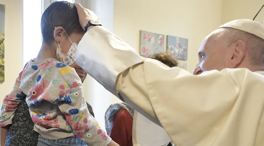 El Papa Francisco bendice a un niño enfermo. Foto: Vatican Media