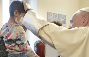 El Papa Francisco bendice a un niño enfermo. Foto: Vatican Media 