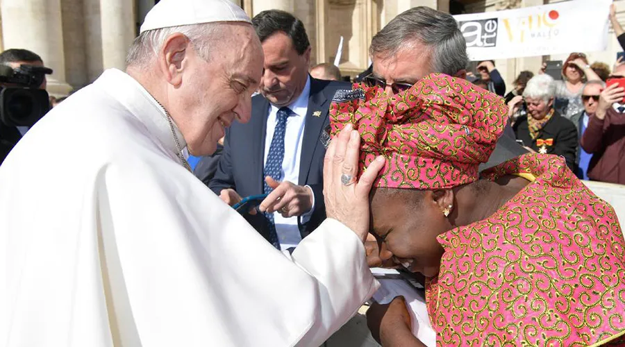 Papa Francisco bendice a Augusta víctima de explotación sexual y protagonista del documental Love. Foto: Misiones Salesianas.