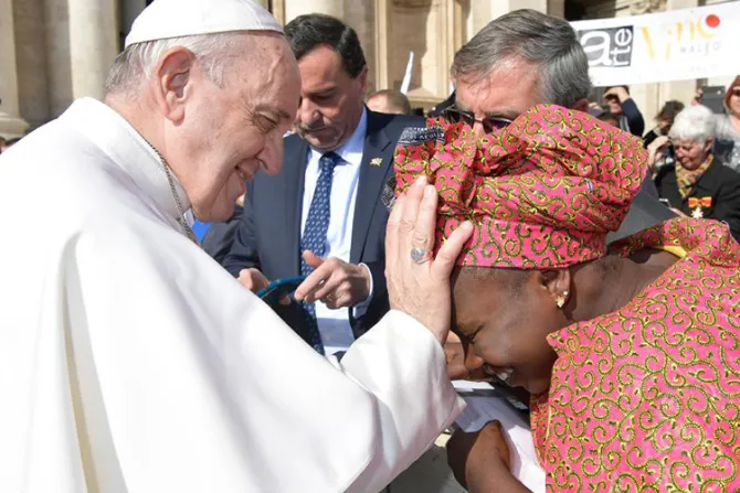 El Papa bendice a joven que se liberó de la explotación sexual gracias a los salesianos