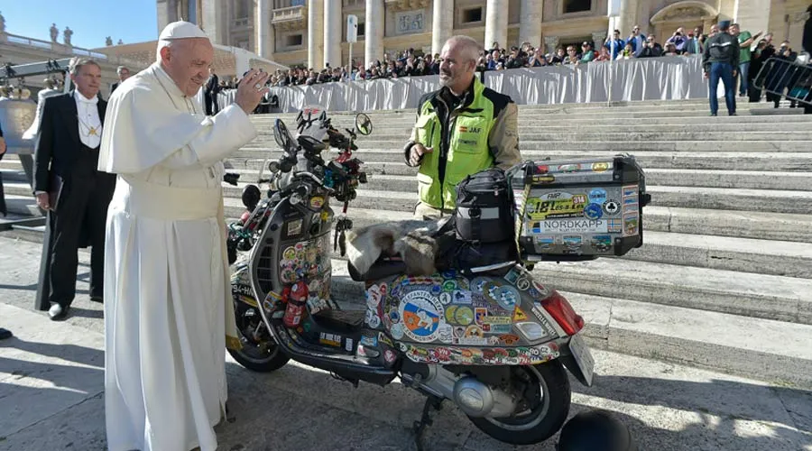 El Papa Francisco bendice una moto vespa en la Plaza de San Pedro. Foto: Vespa Extreme - Wheels for Life?w=200&h=150