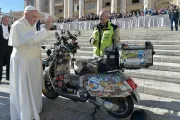 ¿Por qué bendijo el Papa una moto Vespa en la Plaza de San Pedro? [VIDEO]