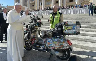 El Papa Francisco bendice una moto vespa en la Plaza de San Pedro. Foto: Vespa Extreme - Wheels for Life 
