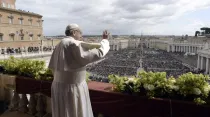 El Papa saluda a los fieles después de leer el Mensaje de Pascua. Foto: Vatican Media