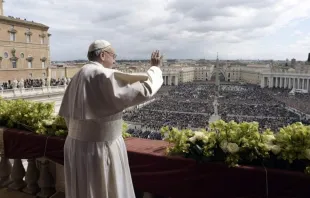 El Papa saluda a los fieles después de leer el Mensaje de Pascua. Foto: Vatican Media 