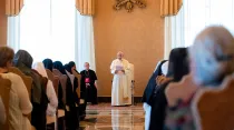 El Papa Francisco recibe a 120 benedictinas en la Sala del Consistoro del Palacio Apostólico (2018) / Crédito: Vatican News