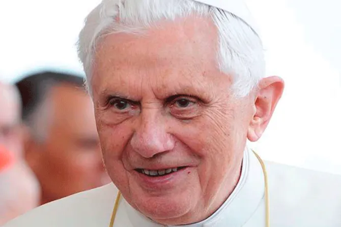 Benedicto XVI regresa a su hogar en Alemania y reza en la tumba de su familia 