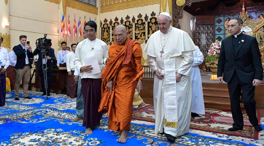 El Papa y el líder de los monjes budistas de Myanmar. Foto: L'Osservatore Romano