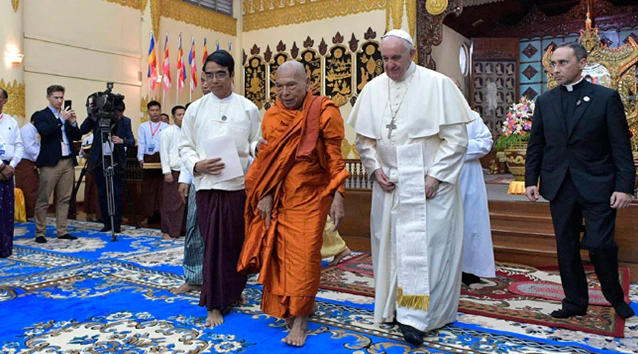 El Papa y el líder de los monjes budistas de Myanmar. Foto: L'Osservatore Romano?w=200&h=150