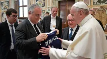 Dirigentes del Lazio regalan al Papa una camiseta con su nombre. Foto: L'Osservatore Romano