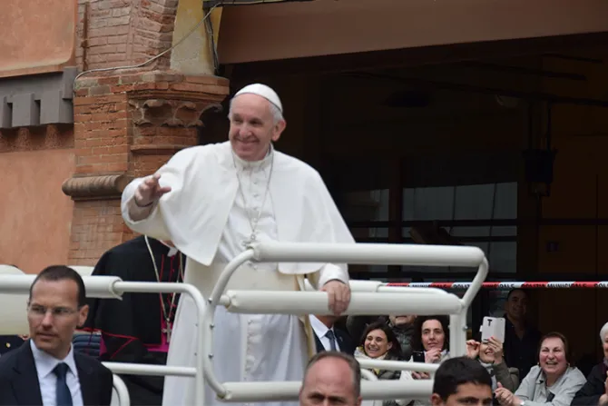 VIRAL: Jóvenes filman encuentro al paso con el Papa y reciben un consejo para toda la vida