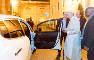 El Papa Francisco y el automu00f3vil ecolu00f3gico / Foto: Cortesu00eda de Driwe  